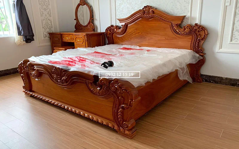 Giường ngủ gõ đỏ đẹp được giao tại nhà khách hàng